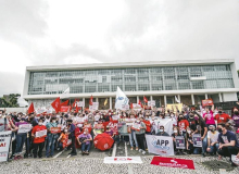 PR: Funcionalismo protesta por #DataBaseJá e respeito aos serviços públicos