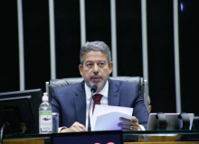 Lira aumenta valor do auxílio moradia dos deputados de R$ 4.253 para R$ 6.654