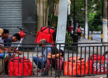 Queda na renda de 68% dos entregadores por aplicativo motiva greve da categoria