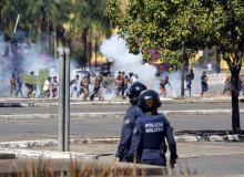 Polícia ataca indígenas em manifestação pacífica contra projeto de demarcação
