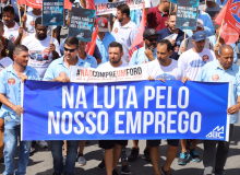Metalúrgicos fazem passeata contra fechamento da Ford, em São Bernardo