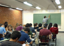Aprovados em 2013, 15 mil professores ainda aguardam convocação em SP