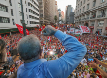 Lula encerra ato  dizendo que  continuará na luta