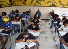 Bolsonaro quer tirar jovens e crianças da escola para estudar à distância