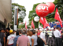 SP: Servidores entregam pauta ao governo e prometem greve