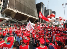 Executiva: mudar a política econômica é prioridade