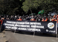 Aniversário da Petrobras no RS é marcado por protestos contra privatização