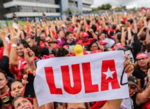Presidente da maior central sindical americana entrega prêmio a Lula