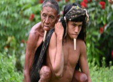 Imagem de índio que carrega pai nas costas por seis horas pra se vacinar viraliza