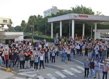 Trabalhadores da Toyota aprovam aviso de greve contra fechamento da fábrica  no ABC