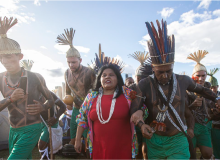 Indígenas chegam em Brasília para o Acampamento Terra Livre