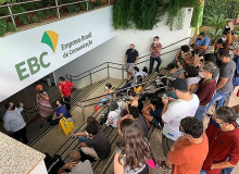 Sindicatos fazem ato contra demissão de funcionária da EBC e indicam estado de greve