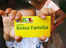 Substituto de Bolsonaro para o Bolsa Família destrói rede de proteção social do país