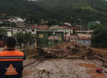 Mortes, pessoas ilhadas e estradas interditadas: Minas sofre com chuvas fortes