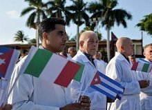 Cuba recebe como heróis médicos que retornam de missão na Itália