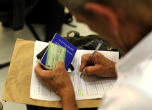 Trabalhadores perdem até 25% de renda. É a maior queda já registrada, diz IBGE