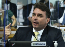 Flávio Bolsonaro vota contra redução do preço dos combustíveis