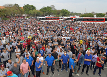 Metalúrgicos decidem parar após Mercedes-Benz anunciar demissões no ABC