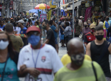 Covid sobe 23% nas Américas; no Brasil,  réveillon e Carnaval podem ser cancelados