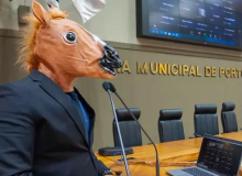Porto Alegre: Vereador usa máscara de burro após Câmara homenagear Olavo de Carvalho