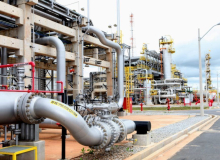 Em plena pandemia, Bolsonaro quer acabar com incentivo à indústria química