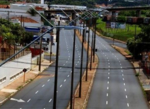 Após pior mês, especialistas defendem lockdown no país para salvar 22 mil vidas