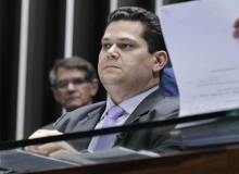 Alcolumbre impõe derrota a Bolsonaro e devolve demarcação à FUNAI