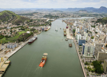 Trabalhadores do porto de Vitória paralisaram as atividades e impedem demissões