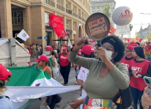Mais de 3 mil pessoas marcham batendo panelas contra fome em Porto Alegre