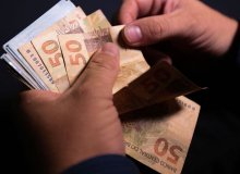 Juros extorsivos da dívida pública impedem retomada da economia e prejudica o povo