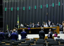 Deputados aprovam PEC que aumenta valor de auxílio aos mais pobres só até dezembro