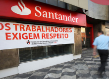 Trabalhadores do Santander protestam contra abertura de agências neste sábado