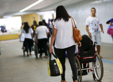 Governo Bolsonaro não paga vale-gás para mães pobres que têm filhos com deficiência