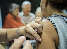 Com alta adesão à vacinação, caem casos, hospitalização e mortes no Brasil