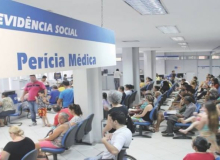'Pente-fino' de Bolsonaro no INSS ameaça direitos por uma 'falsa economia'