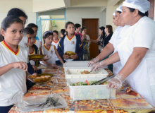 Bolsonaro veta reajuste para merenda escolar, apesar da fome atingir mais crianças