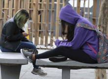 Para diminuir rejeição entre jovens Bolsonaro mente sobre acesso a celular