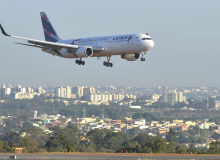 Aéreas travam negociação e pilotos e comissários iniciam greve na segunda (29)