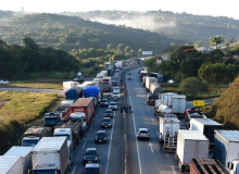 Caminhoneiros insistem na isenção de impostos sobre o diesel para encerrar greve