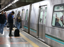 Metroviários de SP voltam ao trabalho após governo recuar e liberar catracas