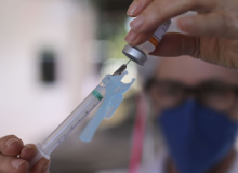 Rio começa a aplicar 3ª dose da vacina em idosos e SP anuncia calendário