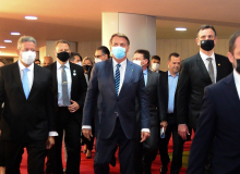 Bolsonaro mente sobre vacinas e volta a defender arma de fogo a produtores rurais