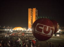 Manifestação na frente do Congresso pede saída de Cunha